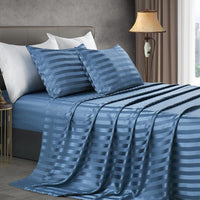 Blau gestreift